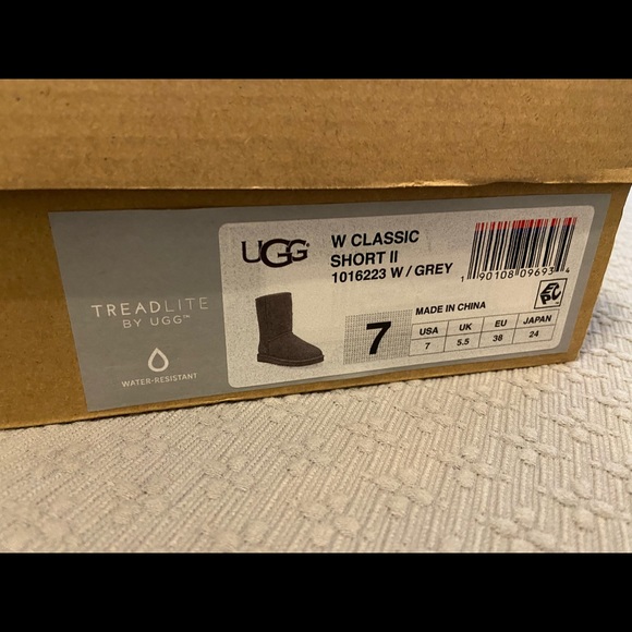 UGG women’s classic short II boots - Picture 2 of 5